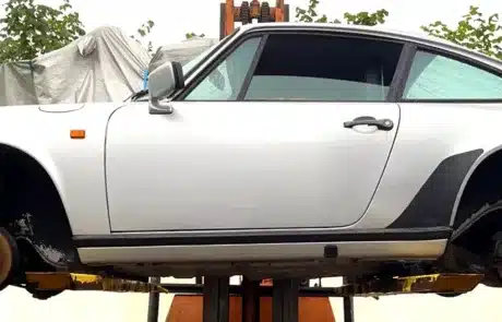 Porsche auf Hebebühne